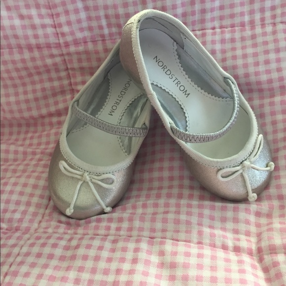Nordstrom silver sparkly toddler size 5 Mary Jane - Picture 2 of 8